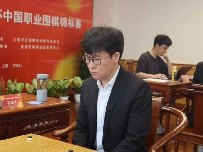 ①帮派头目和导演皆操纵别人，因此在银幕上操纵约纳生的人，正是在银幕下收受酬劳，为了伟大镜头而操纵他人者。